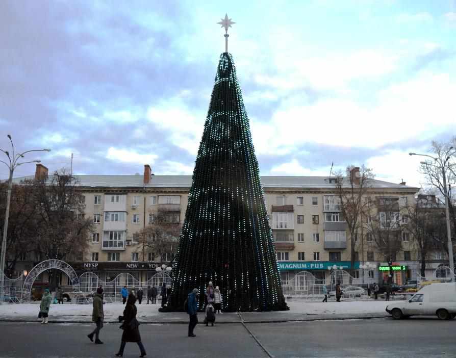 Півсотні гірлянд та тисячі кульок – на Театральній площі монтують головну ялинку Полтави. ФОТО