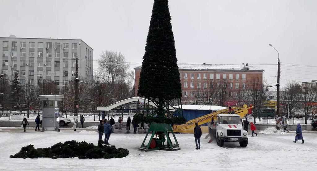 У Київському районі Полтави встановлюють ялинку. ФОТОФАКТ