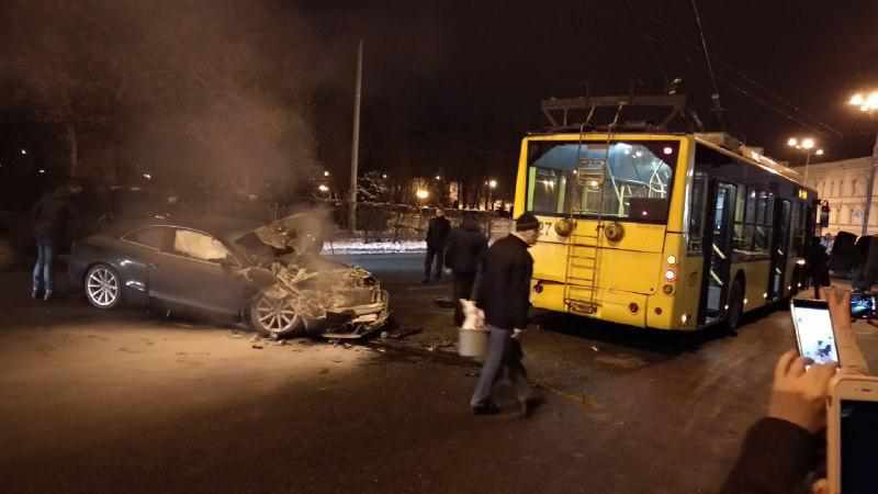 У центрі Полтави легковик влетів у тролейбус та загорівся. ФОТО