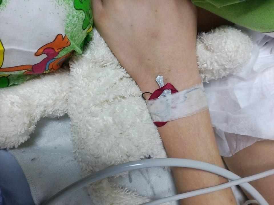 Діти привітали однокласника, якого збило авто в центрі Полтави, в реанімації. ВІДЕО