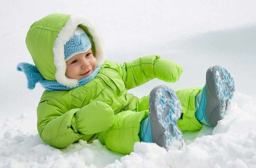 Догляд за дитиною взимку: облаштовуємо приміщення, обираємо одяг та косметику