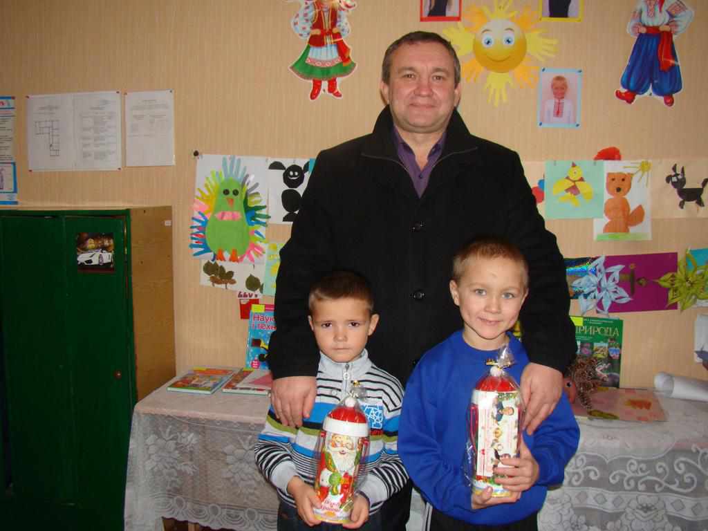 Голова райради на Полтавщині роздає у школах подарунки з листівками політичної партії 