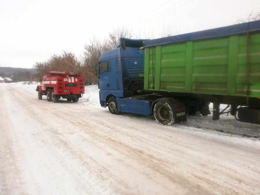 На Полтавщині за добу зі снігового полону визволили п’ять автівок, у яких перебувало семеро людей