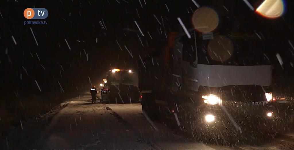 Асфальт у сніг: на Полтавщині дорожники продовжують традицію ремонту доріг у негоду. ВІДЕО