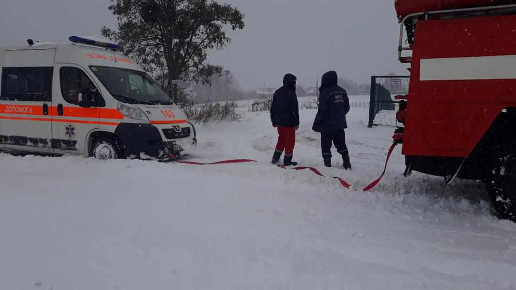 Зі снігового замету на Полтавщині рятувальники визволили чотири швидкі та мікроавтобус. ФОТО, ВІДЕО