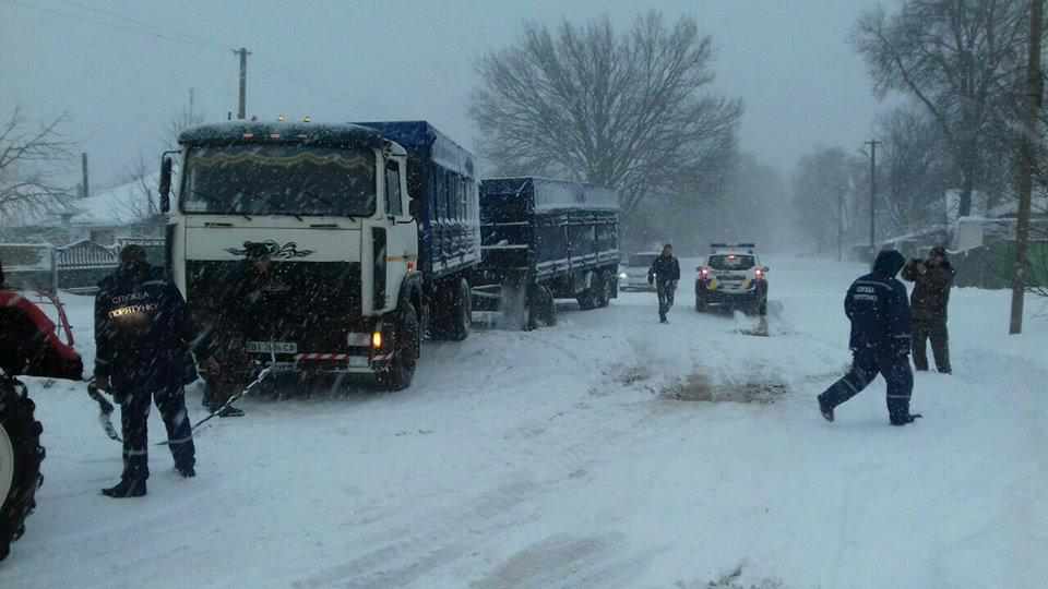 Що робити, якщо застрягли у снігах: на Полтавщині люди чекають підмоги. ВІДЕО. ОНОВЛЕНО