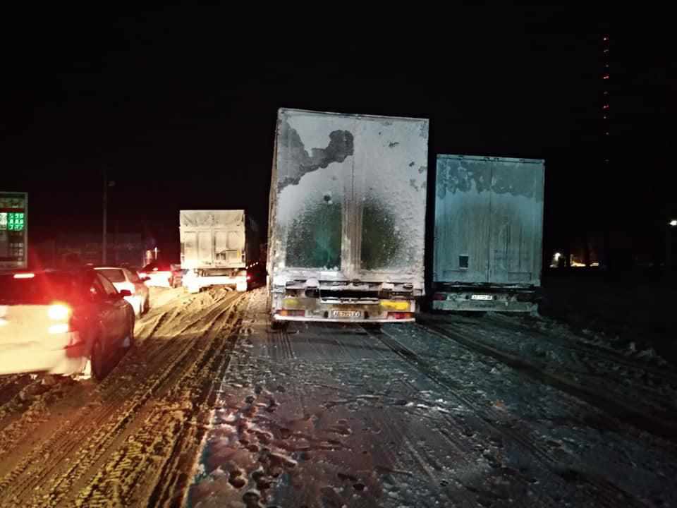 На кількох дорогах Полтавської області люди досі стоять у заторах через сніг