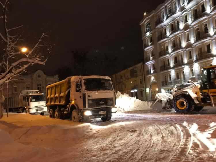 Водіїв попереджали: у Полтаві снігоочисна техніка позасипала автомобілі, припарковані на узбіччях. ВІДЕО