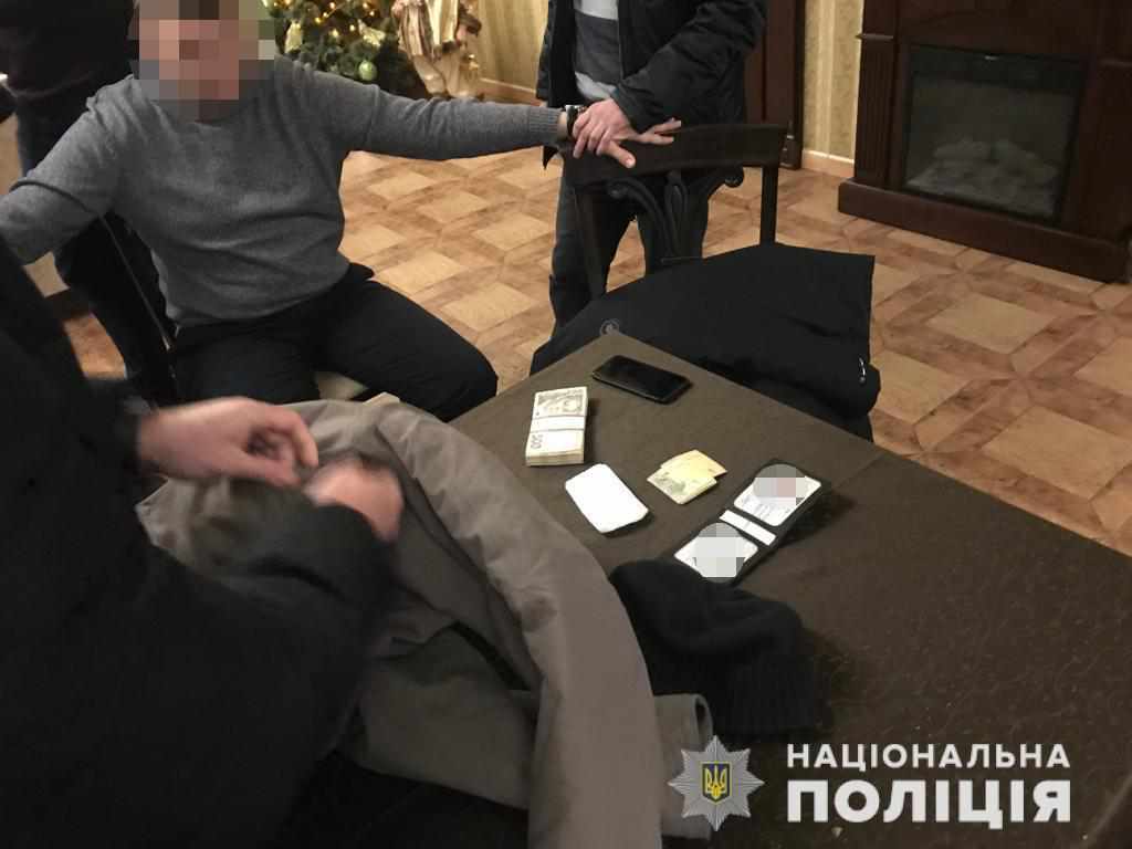 У Полтаві поліція затримала посадовця за вимагання 220 тисяч гривень хабара
