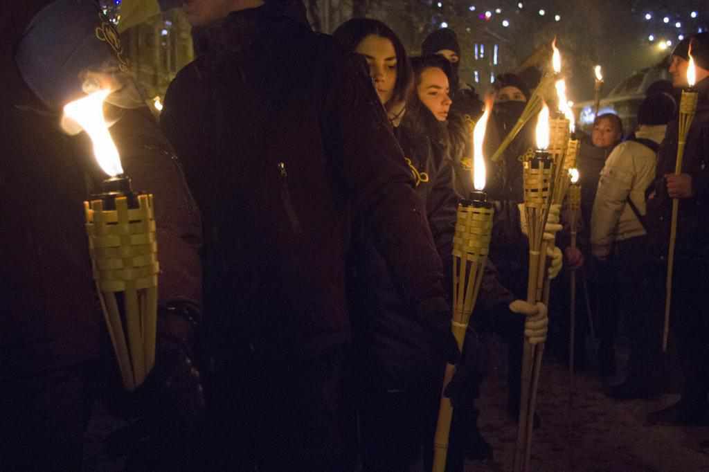 Понад дві сотні людей пройшли смолоскипною ходою в День народження Степана Бандери. ФОТО