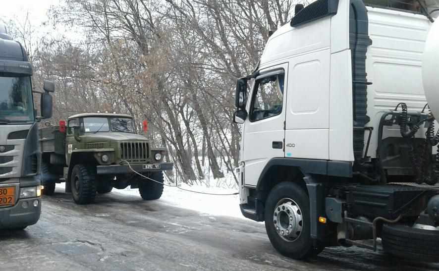 На Полтавщині рятувальники зі снігового полону визволили близько двох десятків авто