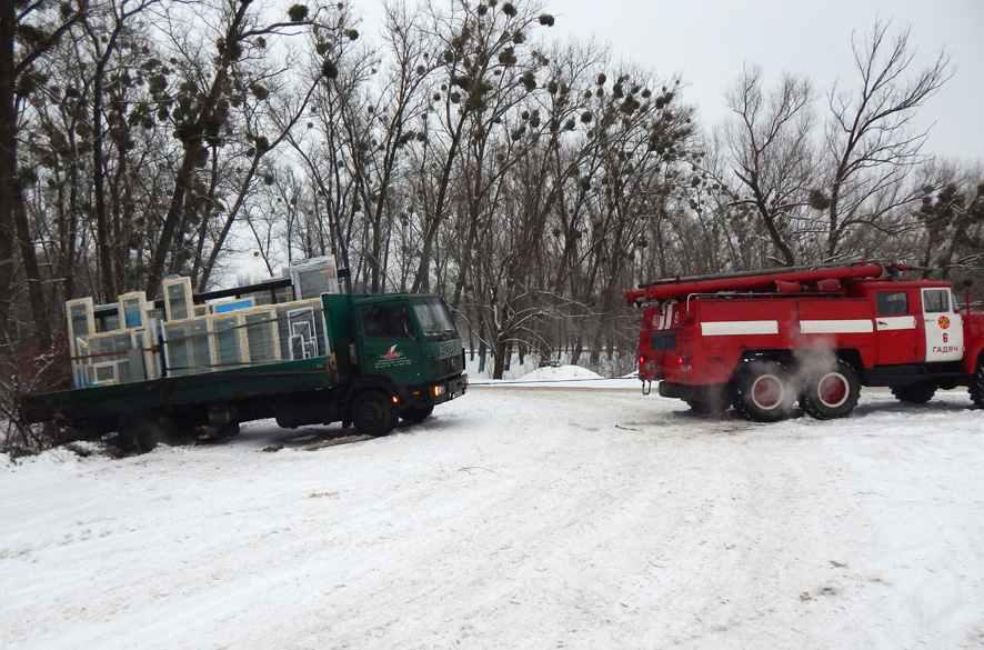 У Гадячі із кювету витягнули вантажівку зі склом у кузові
