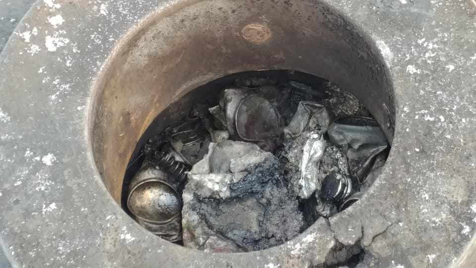 У Кременчуці «вічний вогонь» загасили пивними банками