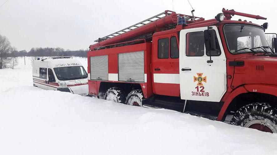 На Полтавщині рятувальники визволили із снігового полону два десятки людей