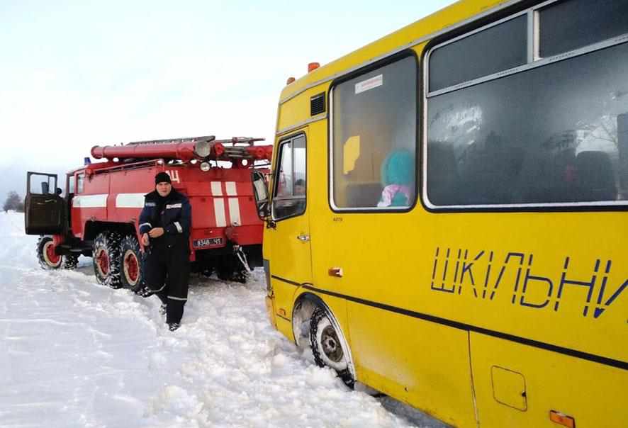На Полтавщині зі снігових заметів визволяли автобус