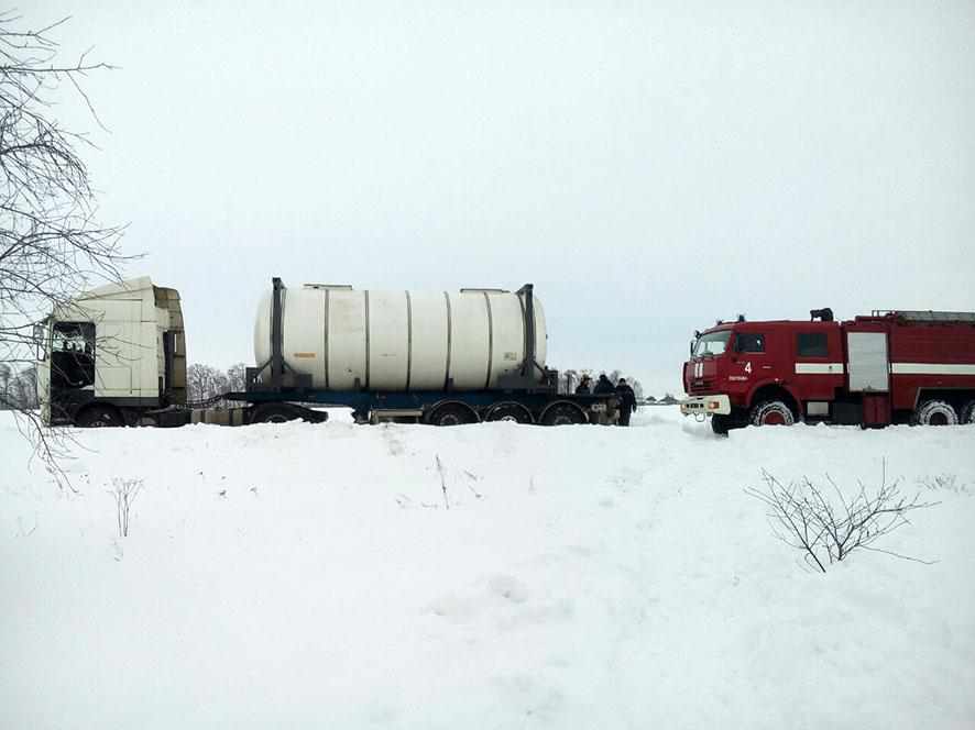 Рятувальники на Полтавщині витягали із заметів автобуси і швидкі