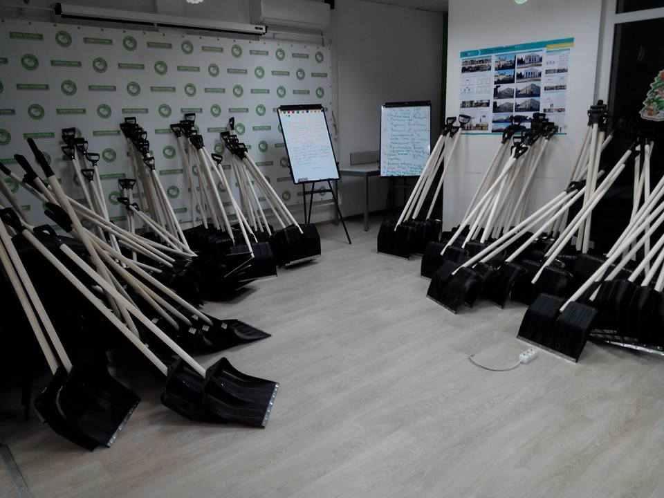 Нова Полтава роздає лопати для чищення снігу