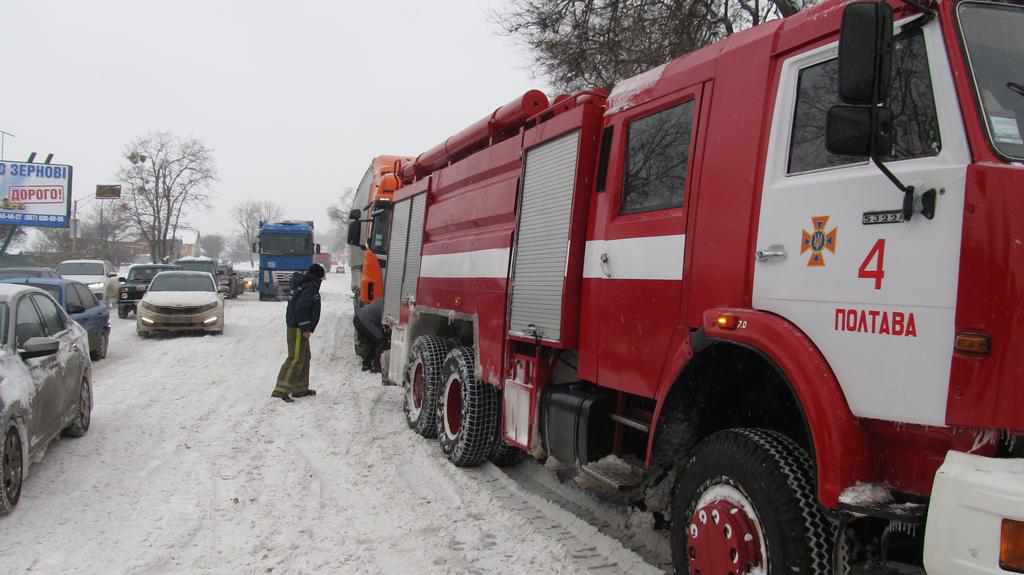 Рятувальники Полтавщини вивільнили із заметів близько трьохсот автівок 