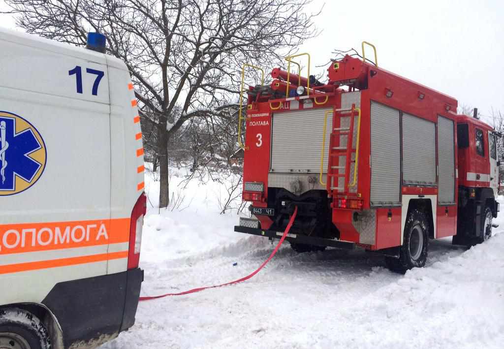 На Полтавщині рятувальники витягали «швидку» зі снігового замету