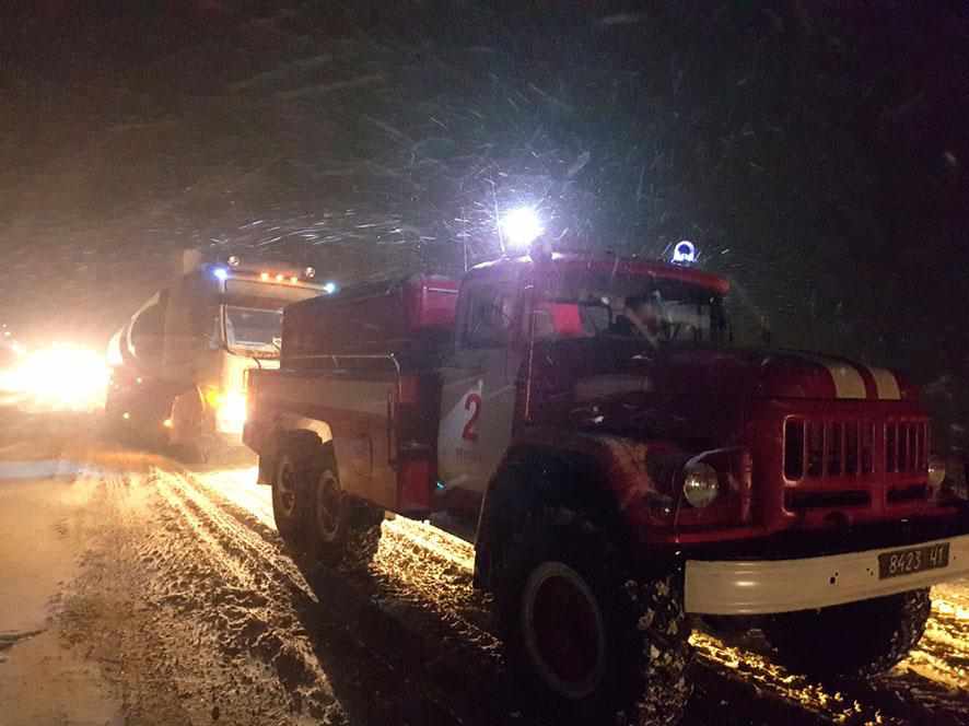 Негода на Полтавщині: рятувальники діставали з перекинутої вантажівки водія та пасажира