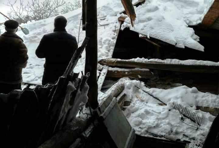 У Полтаві від снігу завалилася покрівля будинку: дах давно потребує ремонту 