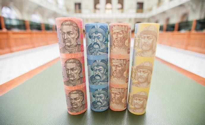 Нацбанк почав продавати гривні рулонами