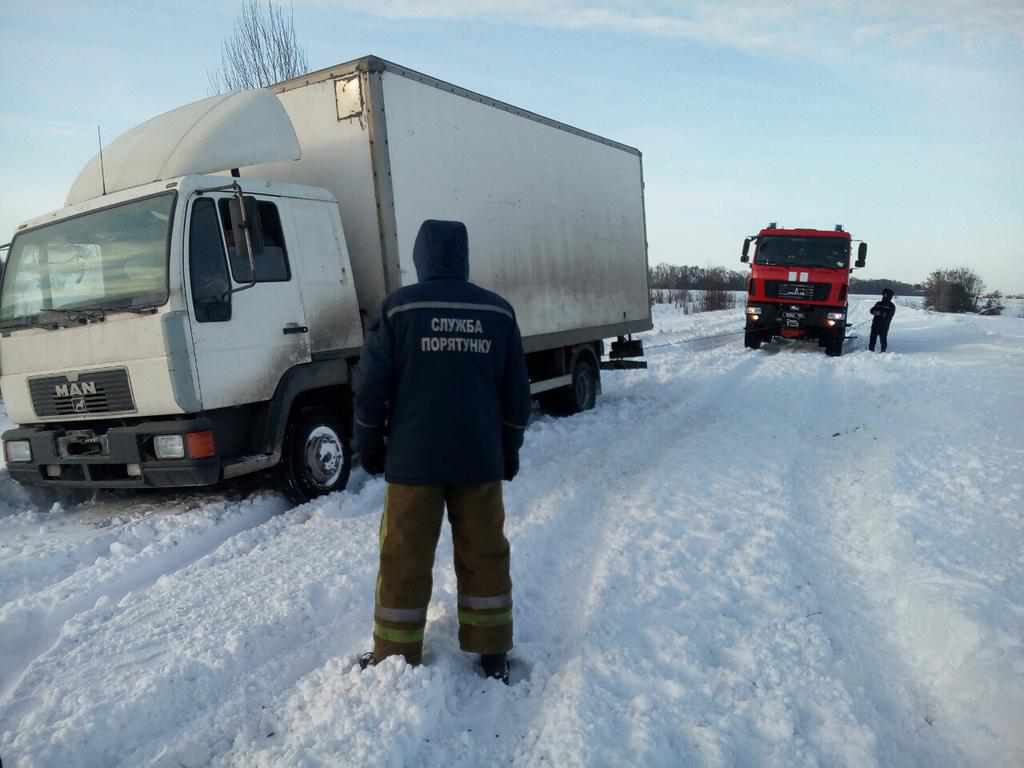 На Полтавщині із снігових заметів рятували шість швидких. ВІДЕО