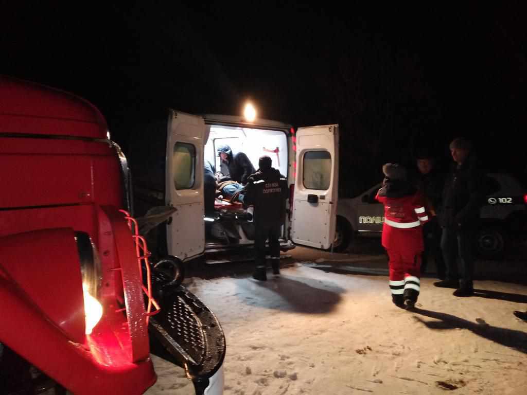 Зі снігового полону на дорогах Полтавщини рятувальники визволили 25 людей