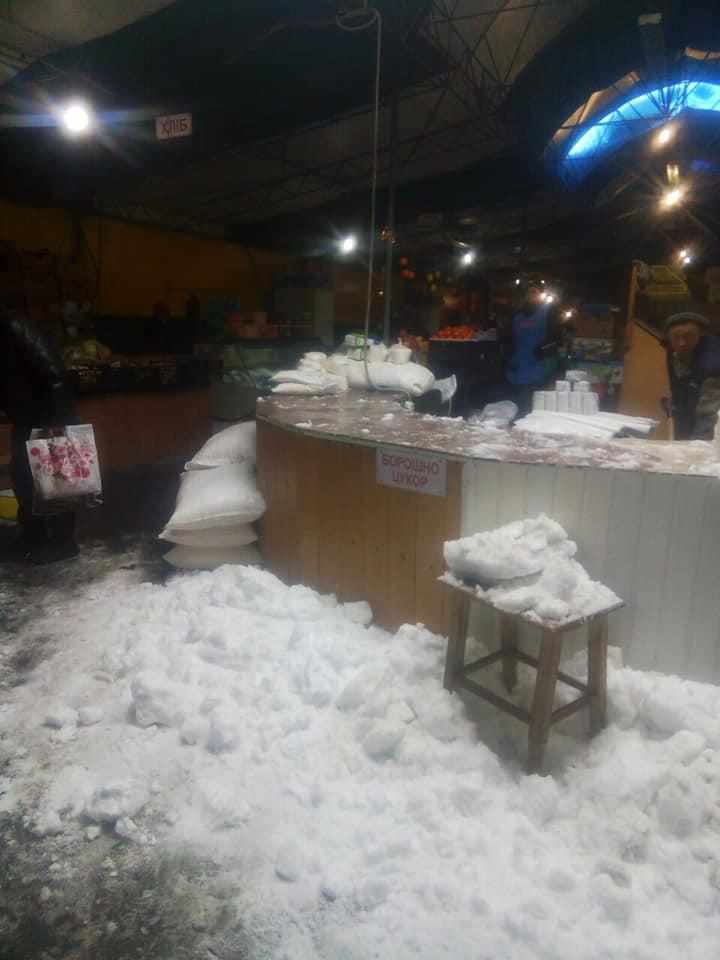 У Гадячі від снігу завалився дах критого ринку. ФОТО