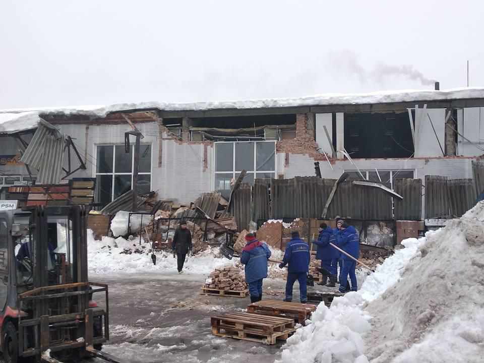 Будівельний магазин у Полтаві обвалився під вагою снігу, однак працює. ФОТО