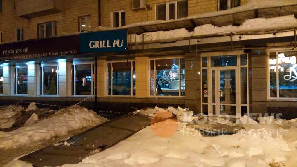 У центрі Полтави брили льоду пошкодили ресторан. ФОТО, ВІДЕО
