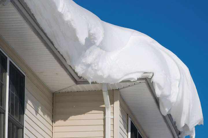 У Полтаві чоловік впав з даху, коли чистив його від снігу