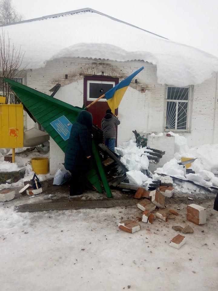 У селі на Полтавщині  від снігу завалився навіс адмінбудівлі. Фотофакт