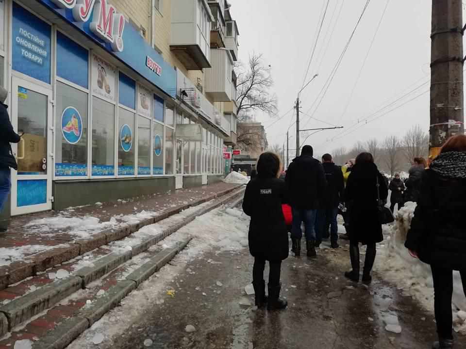 У Полтаві на дитину впала льодяна брила. ФОТО, ВІДЕО