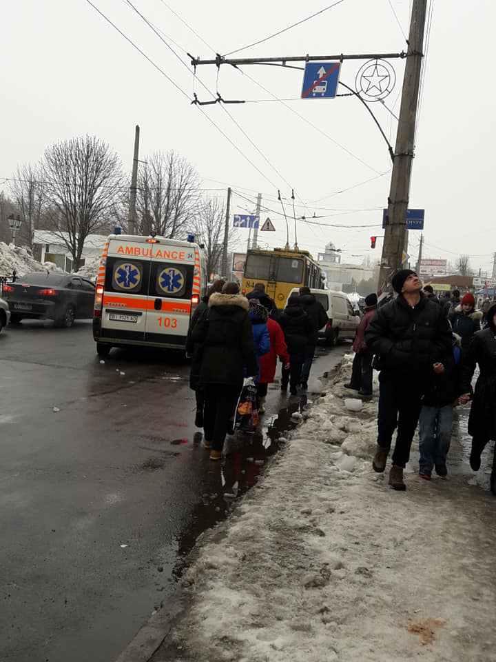 Дівчинка, на яку впала брила льоду в Полтаві, у комі. ФОТО. ВІДЕО