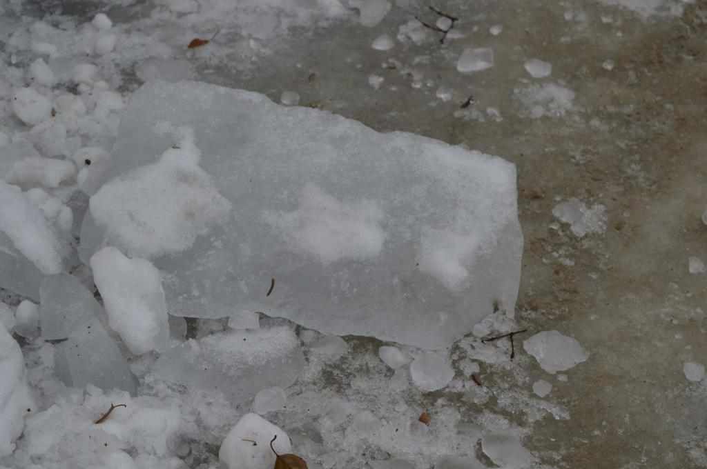 В центрі Полтави замість тротуару – ковзанка і шматки льоду. ФОТО