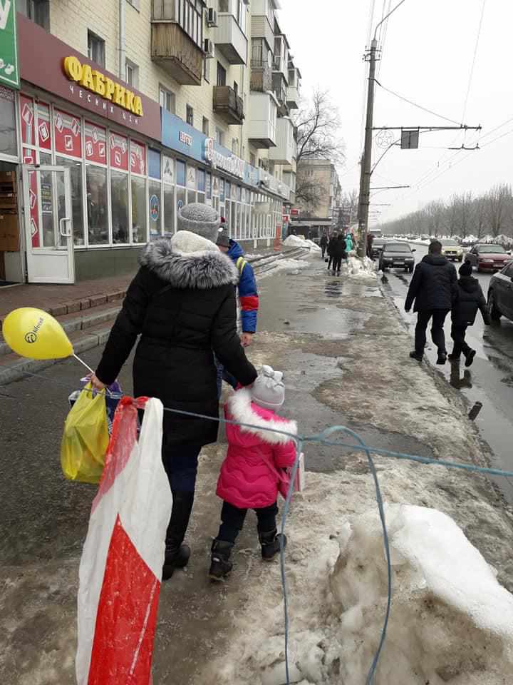 Полтавська міськрада – бурулька, яка травмувала дитину, впала з приватного балкону