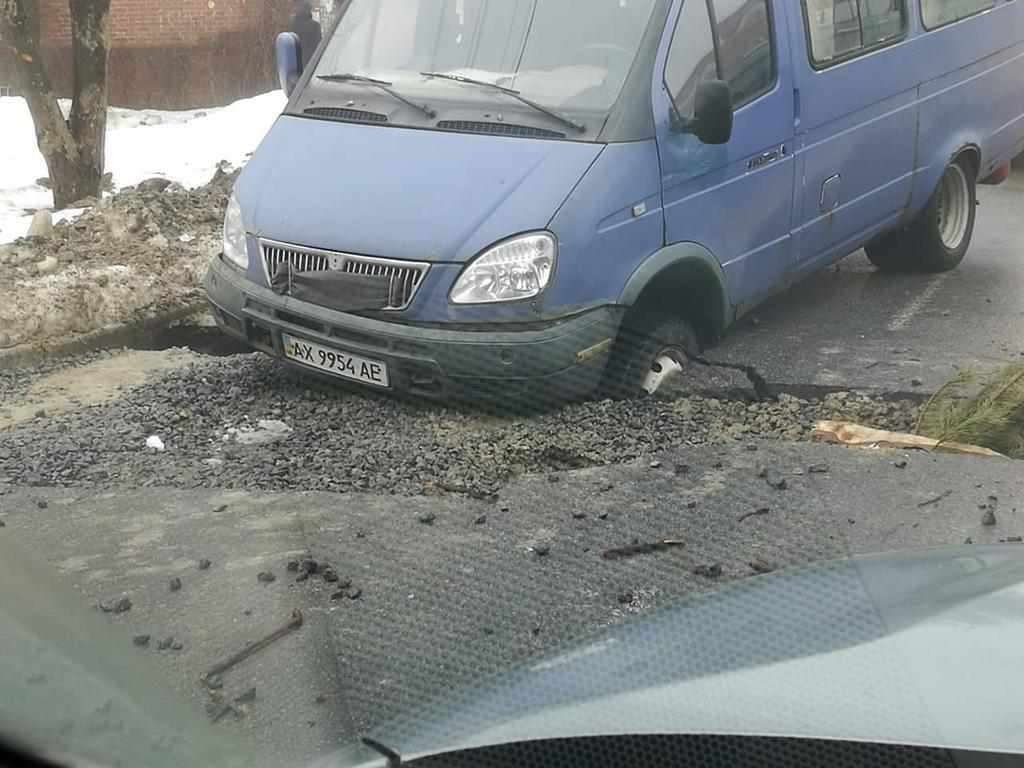 Полтавці застряють автівками на Монастирській через провалля на дорозі. ФОТО