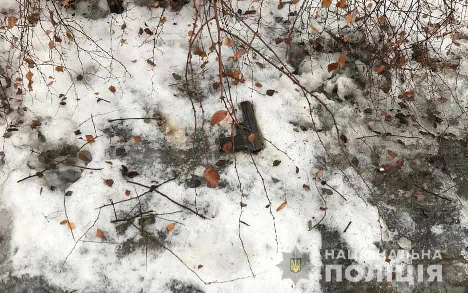 Біля Полтавської ОДА знайшли пістолет