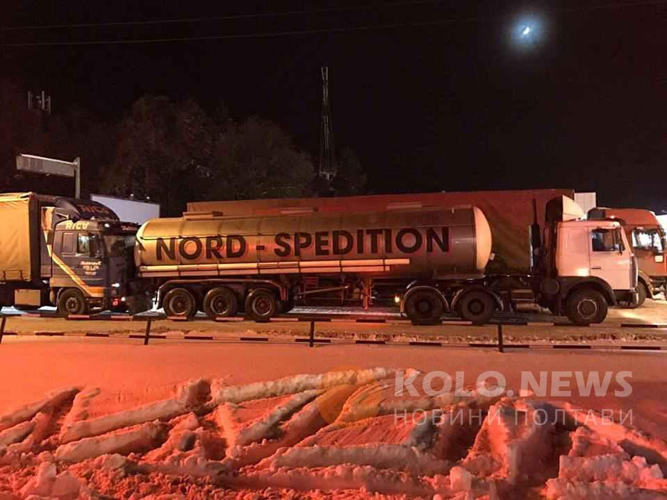 У Полтаві біля Макдональдсу зіштовхнулись дві фури. Фото