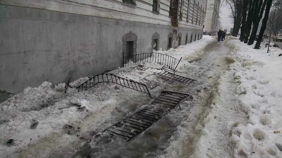 З кадетського корпусу у Полтаві на тротуар упала металева решітка