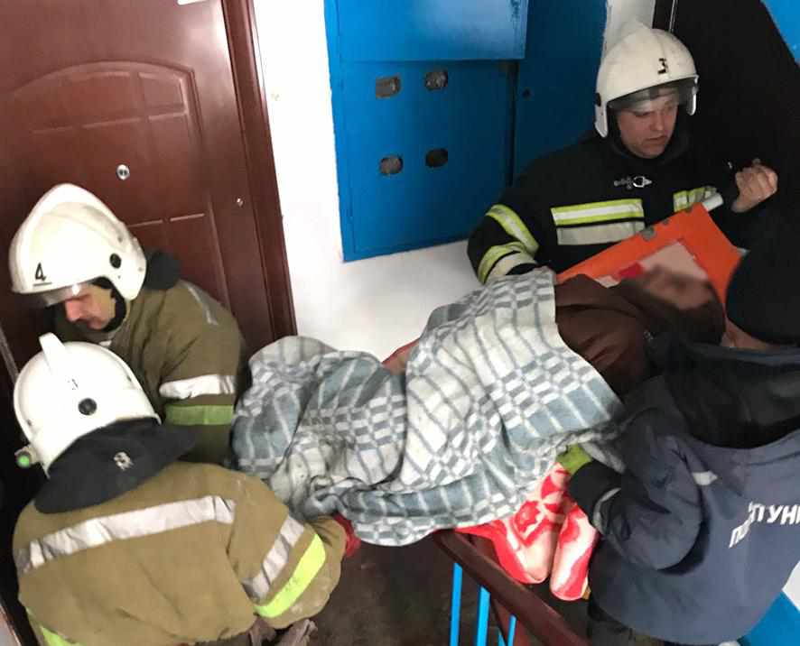 Під Полтавою пожежники врятували чоловіка з палаючої квартири. ФОТО