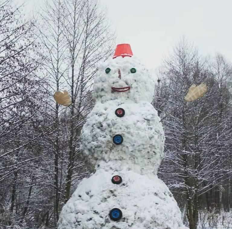 На Полтавщині зліпили десятиметрового сніговика. ФОТО