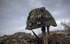На Донбасі загинув український військовослужбовець, двоє отримали поранення