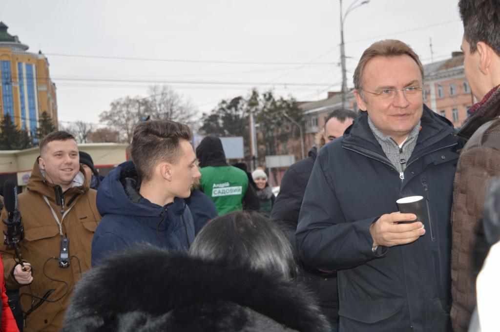 Какао із кандидатом в  президенти: Садовий на вулиці спілкувався з полтавцями. ФОТО