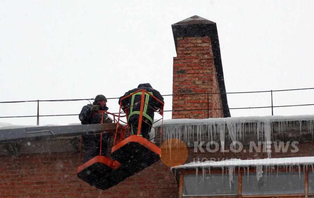 Як у Полтаві борються з бурульками та льодяними карнизами на дахах