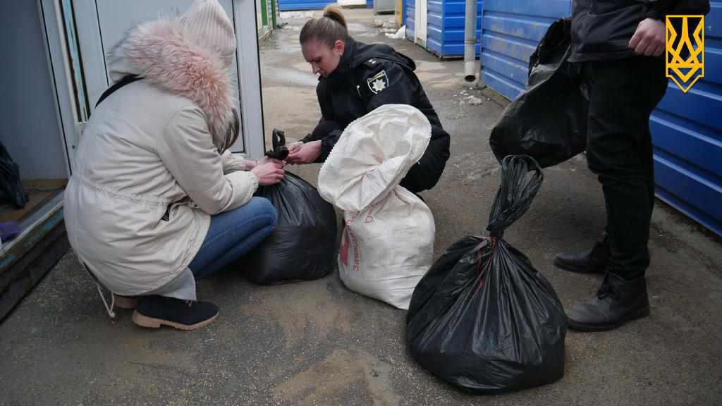 У Полтаві на ринку активісти виявили мішки з маковою соломкою. ФОТО