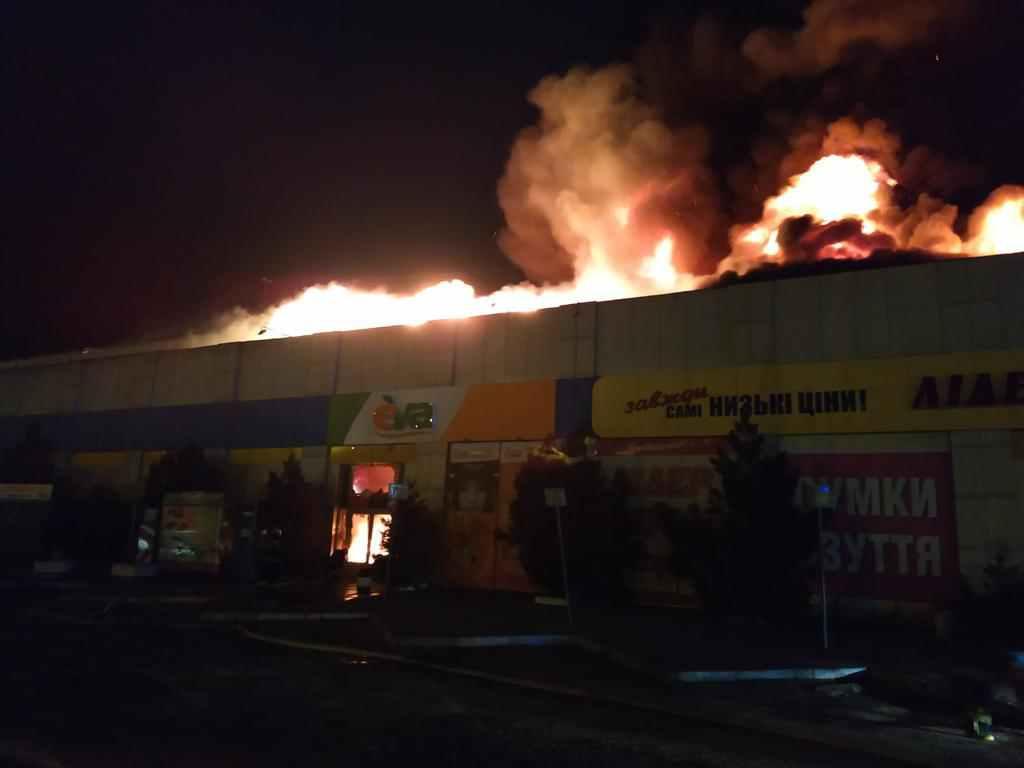 У Полтаві горіли магазини біля автостанції. ФОТО, ВІДЕО