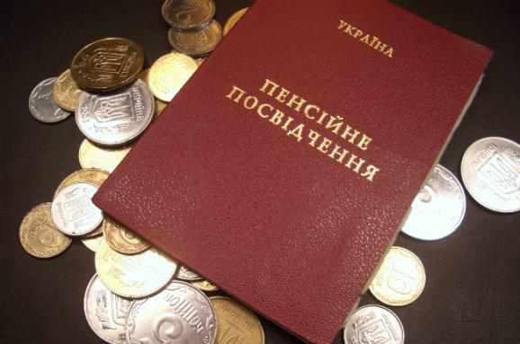 Перед виборами українським пенсіонерам виплатять по понад 2 тисячі гривень 