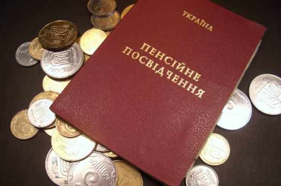 Перед виборами українським пенсіонерам виплатять по понад 2 тисячі гривень